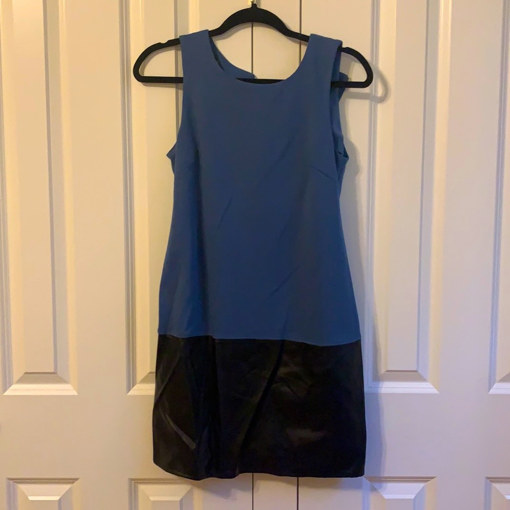Sleeveless dress with leather detail